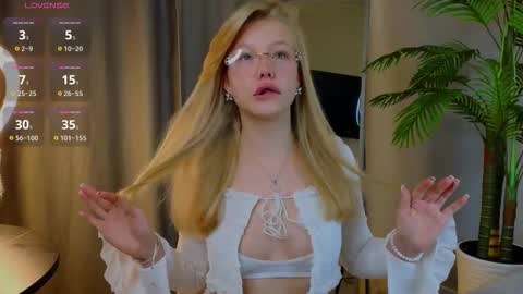 Snapshot of emily_shepard chatting on 09.23.25 emily shepard online show from 09.23.25