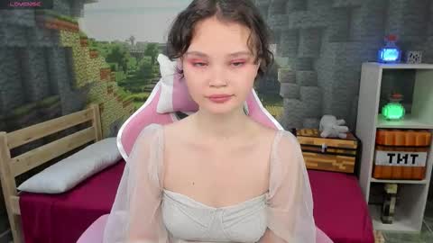 Snapshot of emilychaves chatting on 09.18.25 Emilyhaves online show from 09.18.25