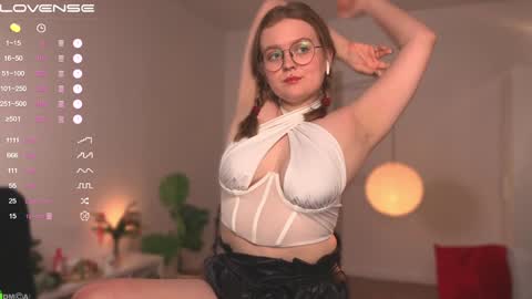 Snapshot of emilyforelsket chatting on 01.05.25 Emily online show from 01.05.25