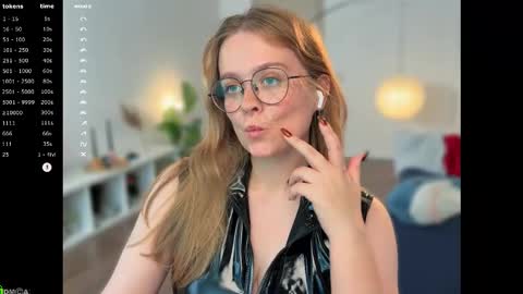 Snapshot of emilyforelsket chatting on 10.19.25 Emily online show from 10.19.25