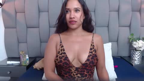 Snapshot of emilysweet2 chatting on 10.22.25 emilysweet online show from 10.22.25