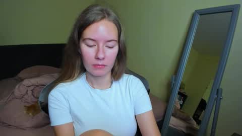 Snapshot of emilyy____ chatting on 10.18.25 Emily online show from 10.18.25