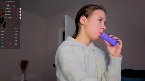 Snapshot of emma_clon chatting on 09.29.25 Emma online show from 09.29.25