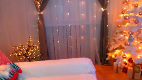 Snapshot of emma_dorn chatting on 12.15.24 Eva online show from 12.15.24