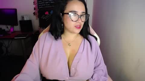 Snapshot of emma_evans07 chatting on 01.11.25 emmy online show from 01.11.25
