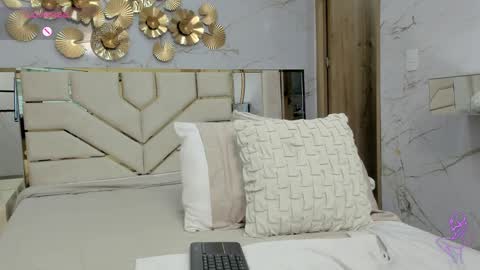 Snapshot of emma_petite4u chatting on 12.20.24 Emma online show from 12.20.24