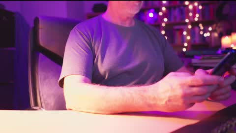 Snapshot of energybra chatting on 12.24.24 uk online show from 12.24.24