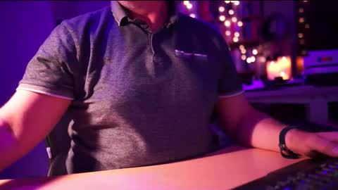 Snapshot of energybra chatting on 09.24.25 uk online show from 09.24.25