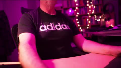 Snapshot of energybra chatting on 10.16.25 uk online show from 10.16.25