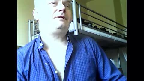 Snapshot of englishguysurrey chatting on 12.19.24 englishguysurrey online show from 12.19.24