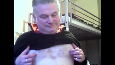 Snapshot of englishguysurrey chatting on 12.26.24 englishguysurrey online show from 12.26.24