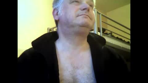 Snapshot of englishguysurrey chatting on 01.09.25 englishguysurrey online show from 01.09.25