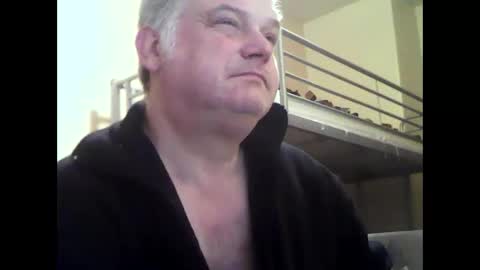 Snapshot of englishguysurrey chatting on 10.16.25 englishguysurrey online show from 10.16.25