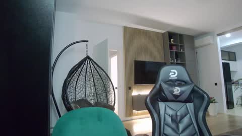 Snapshot of enrikoblue chatting on 01.08.25 Erik online show from 01.08.25