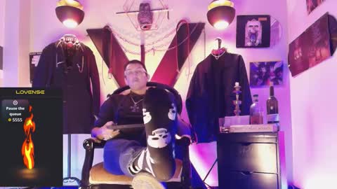 Snapshot of enzopratt chatting on 10.17.25 Enzo Pratt online show from 10.17.25
