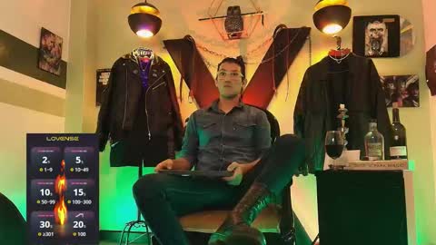Snapshot of enzopratt chatting on 10.20.25 Enzo Pratt online show from 10.20.25
