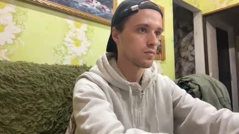 Snapshot of eric_blond chatting on 10.04.25 Eric online show from 10.04.25