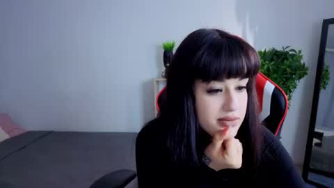 Snapshot of erica_peach chatting on 10.08.25 Erika online show from 10.08.25