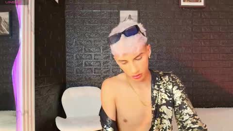 Snapshot of erick_velveth chatting on 10.09.25 erick online show from 10.09.25