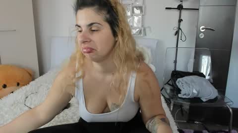 Snapshot of eroticsensualkitty4u chatting on 01.08.25 eroticsensualkitty4u online show from 01.08.25