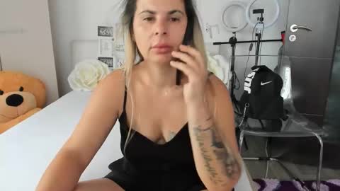 Snapshot of eroticsensualkitty4u chatting on 09.10.25 eroticsensualkitty4u online show from 09.10.25
