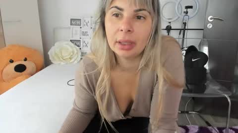 Snapshot of eroticsensualkitty4u chatting on 10.06.25 eroticsensualkitty4u online show from 10.06.25