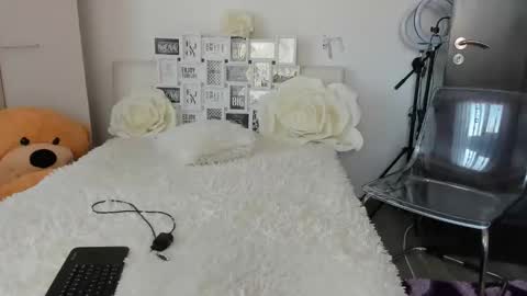 Snapshot of eroticsensualkitty4u chatting on 10.13.25 eroticsensualkitty4u online show from 10.13.25