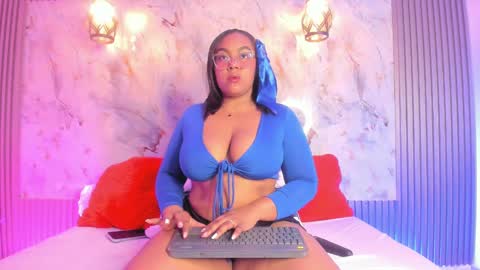 Snapshot of esmeralda_duarte chatting on 01.14.25 esmeralda online show from 01.14.25