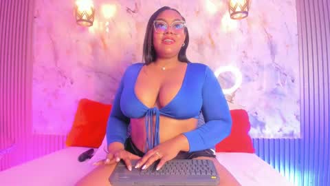 Snapshot of esmeralda_duarte chatting on 01.28.25 esmeralda online show from 01.28.25