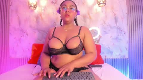 Snapshot of esmeralda_duarte chatting on 02.13.25 esmeralda online show from 02.13.25