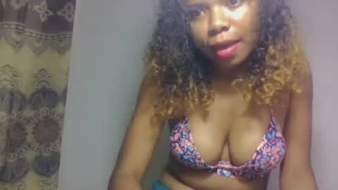 Snapshot of esmeraldae chatting on 10.10.25 esmeraldae online show from 10.10.25