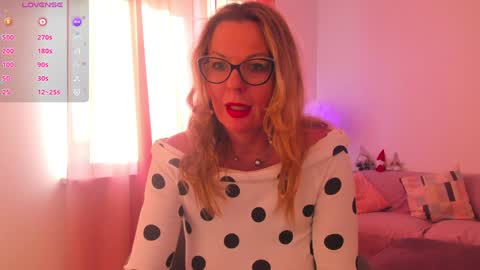 Snapshot of esmimilf chatting on 01.04.25 Esmi online show from 01.04.25