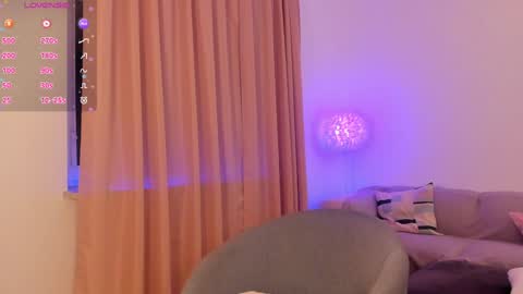 Snapshot of esmimilf chatting on 01.10.25 Esmi online show from 01.10.25