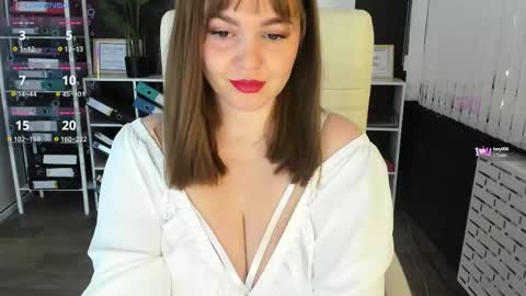 Snapshot of essensual_ chatting on 09.09.25 Ava online show from 09.09.25