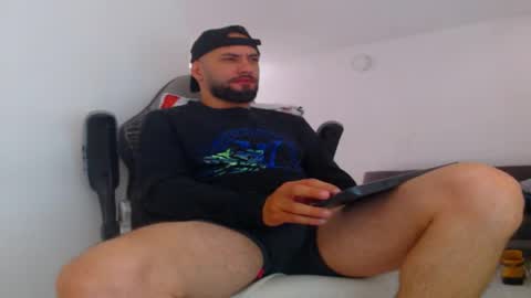 Snapshot of esteban7984068 chatting on 09.25.25 esteban online show from 09.25.25