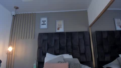 estefania__gomez online show from 02.19.25