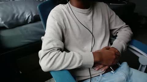 Snapshot of estessaid chatting on 10.28.25 94Bottles online show from 10.28.25