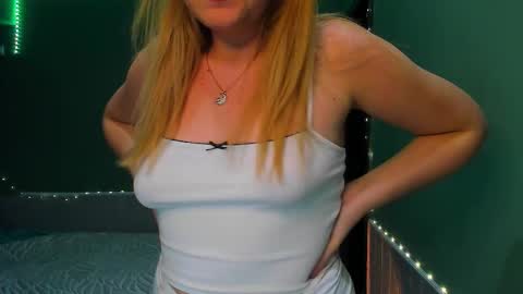 Snapshot of estheticgirl_ chatting on 12.04.25 Mona online show from 12.04.25