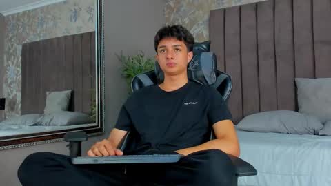 Snapshot of ethanlowell chatting on 09.24.25 ethanlowell online show from 09.24.25