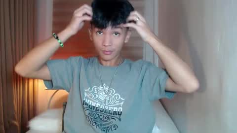 Snapshot of etherealboytoy4hire chatting on 12.04.25 Rey online show from 12.04.25