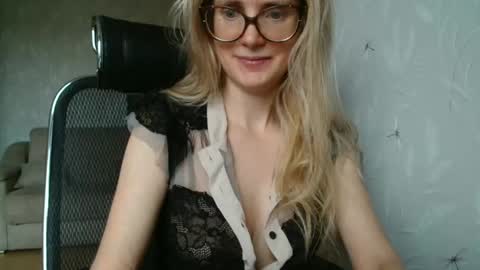 Snapshot of eva2323 chatting on 09.19.25 eva2323 online show from 09.19.25