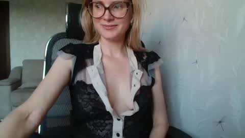 Snapshot of eva2323 chatting on 10.08.25 eva2323 online show from 10.08.25