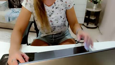 evelove online show from 10.03.25