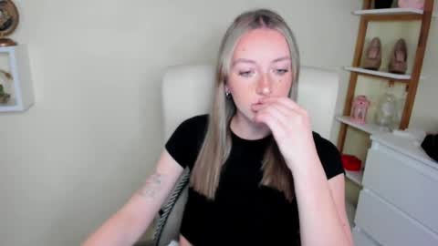 Snapshot of evelynblond chatting on 11.28.25 evelynblond online show from 11.28.25