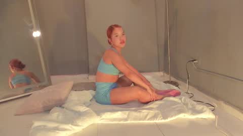 Snapshot of everyh chatting on 09.10.25 Sophia online show from 09.10.25