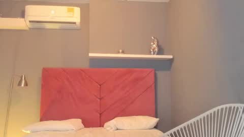 Snapshot of everyh chatting on 11.04.25 Sophia online show from 11.04.25