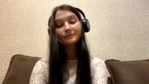 Aurora 18yo online show from 10.31.25