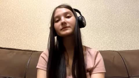 Aurora 18yo online show from 11.14.25