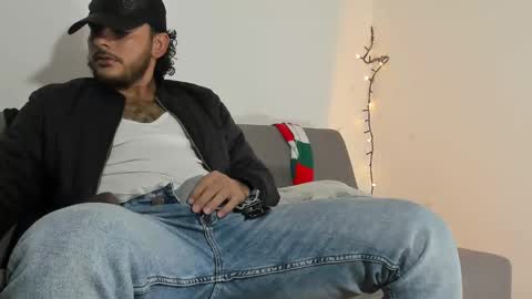 Snapshot of favid95 chatting on 01.13.25 favid95 online show from 01.13.25