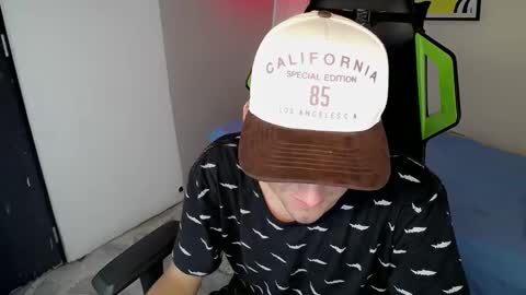 Snapshot of fernan_flow chatting on 11.30.25 FERNANDO online show from 11.30.25